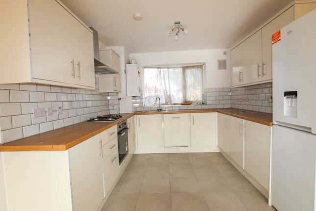 3-bed house on Cotmans Close, Hayes Middlesex, £2,400/mo