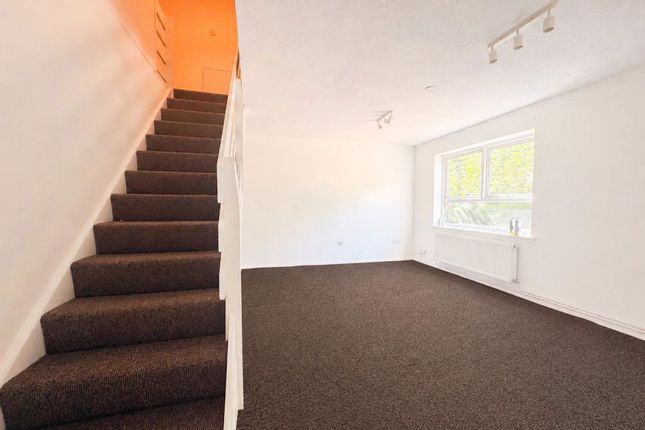 3, Springwood Court, Northampton photo 2