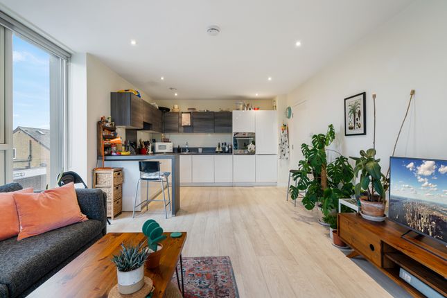 Flat for sale in Cleveland Park Avenue, London
