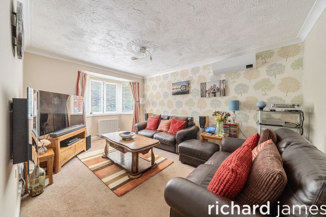 39, Elsham Way, Swindon photo 4