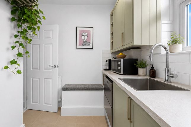 Flat B, 135, Clarence Road, London photo 4