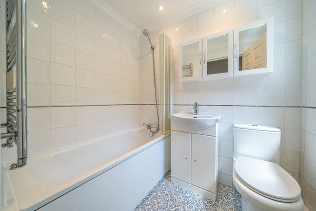 Flat 10, Brooklands Court,, Westfield Parade, New Haw photo 4