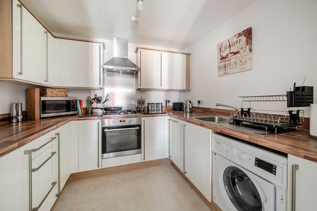 Flat 4, 25, Gomer Road, Surrey photo 2
