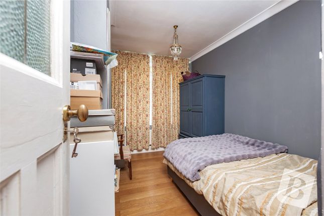 32, Westrow Gardens, Ilford photo 4