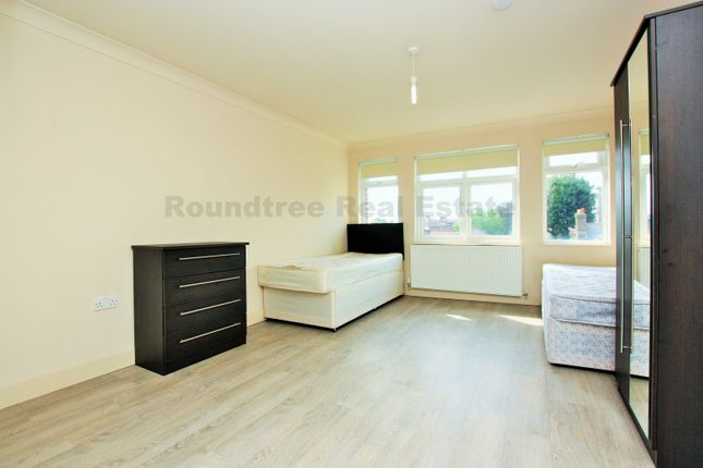 Flat to rent in Brent Street, Hendon