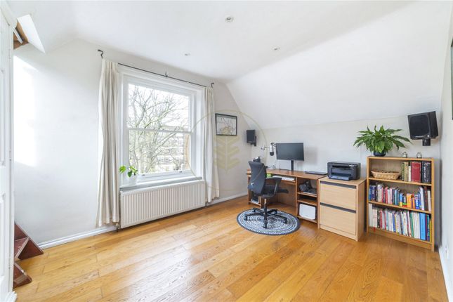 Flat to rent in Woodchurch Road, South Hampstead, London