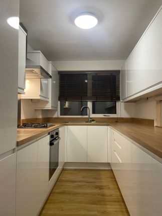 Thumbnail Flat to rent in Parkmore Close, Woodford Green