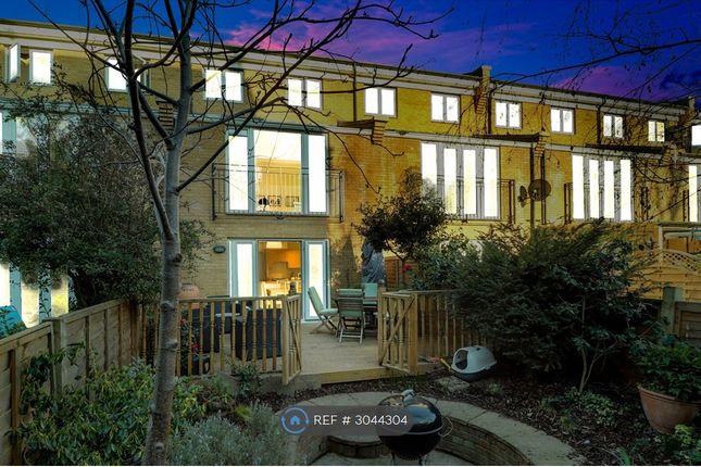 Edgar Wallace Close, London photo 2