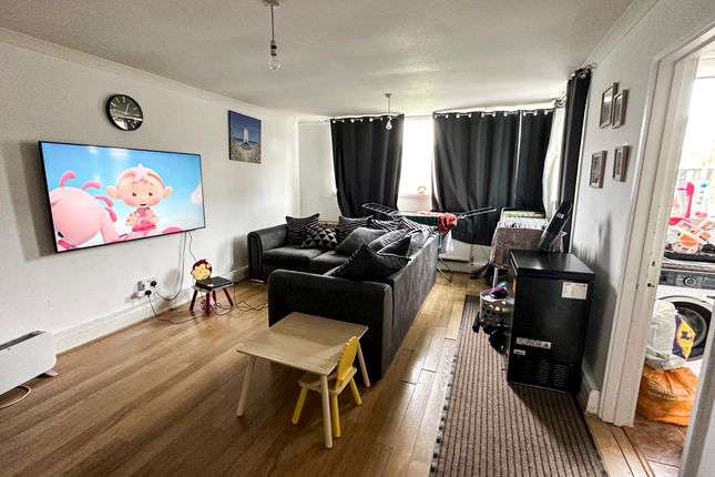 208, Brockles Mead, Harlow photo 4