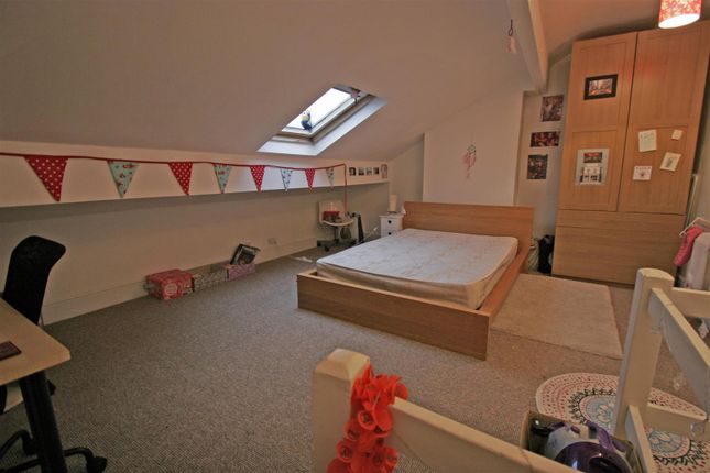 Knowle Grove, Leeds photo 3