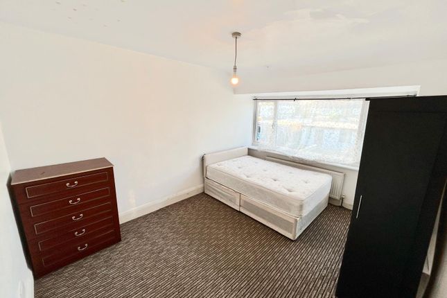 35, Whittington Avenue, Hayes photo 4