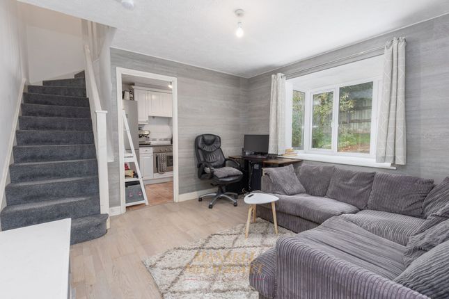 56 Lyon Close, Crawley photo 4