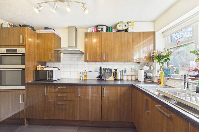 5, Arthur Close, Surrey photo 4