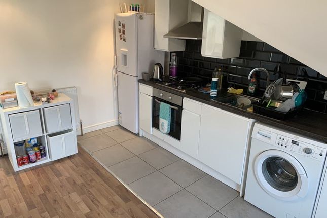 Flat to rent in Kelso Road, Leeds