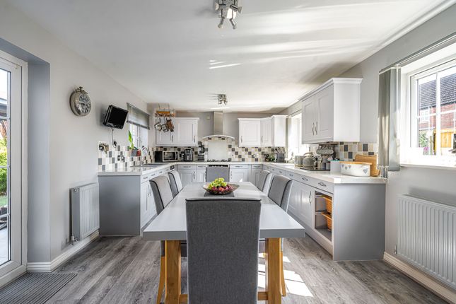 97 Cassini Drive, Swindon photo 4