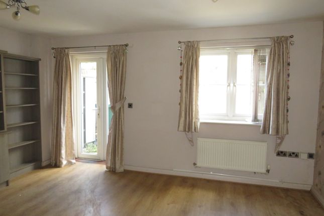 31, Kingfisher Close, Wellingborough photo 3
