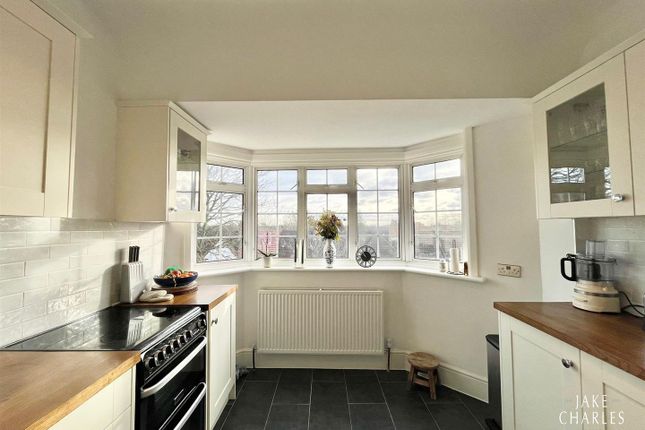 Flat for sale in Queens Avenue, London