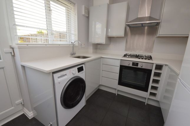 6, Nichols Close, Chessington photo 4