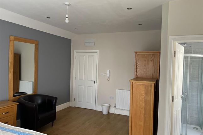 Room to rent in Park Avenue North, London
