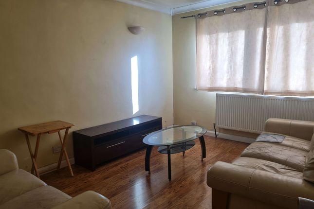 Flat to rent in Old Station Road, Hayes