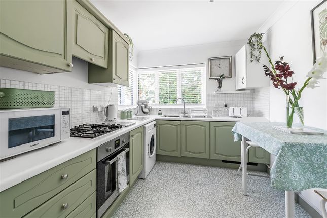 47, Beechwood Park, Leatherhead photo 4
