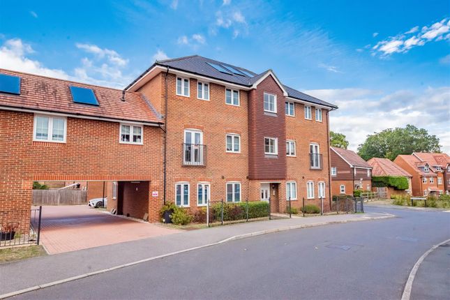 Waterers Way, Bagshot photo 2