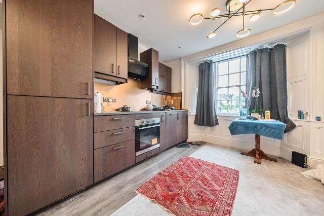 1-bed flat on Flat D, 79, High Street, Witney, £180,000