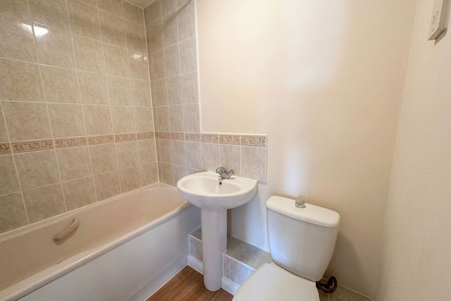 72 Fairway Drive, London photo 5