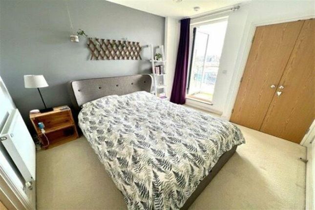 Flat to rent in Maritime Walk, Ocean Village, Southampton