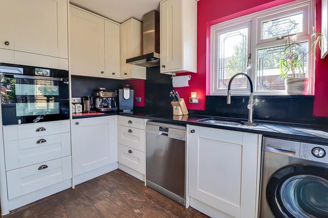 2, Denton Close, Westcliff-on-Sea photo 3