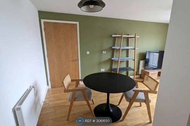 Flat, Wellesley Terrace, London photo 4