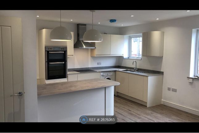 Kitchen/Lounge Pic 2