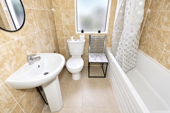 47, Kempton Road, London photo 3