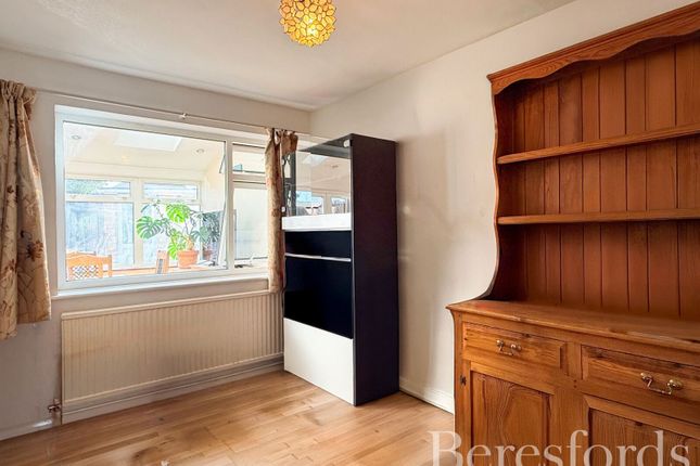 2, Kestrel Close, Hornchurch photo 4