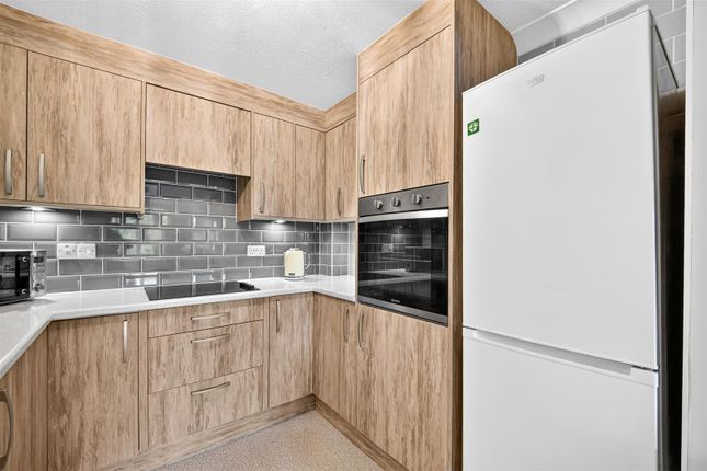 22, Limewood Court, Ilford photo 3
