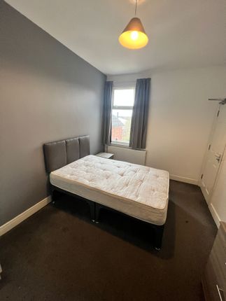 Room to rent in Burton Avenue, Doncaster