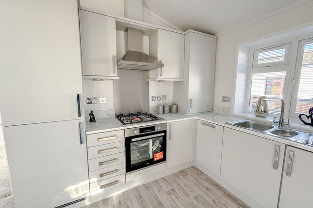 3 Kay Avenue, Weybridge Park Estate, Addlestone photo 2