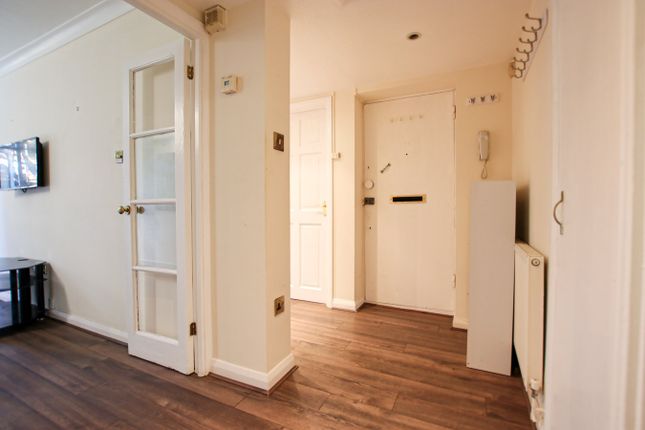 Spencer Court, Woodcote Road, Wallington photo 4