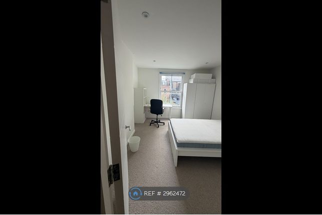 Second Floor Flat, Callow Street, London photo 5