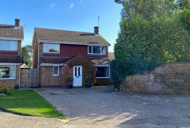 4 bed detached house for sale in Cumberland Close, Spinney Hill ...