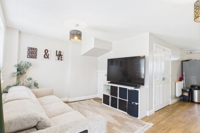 Kestrel Road, Corby photo 3
