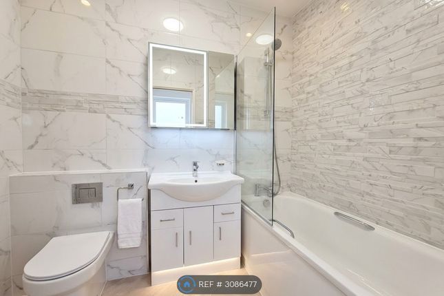 Second Floor Flat Shepherds Bush, London photo 3
