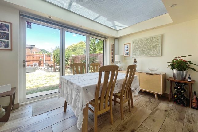 31, Skylark Place, Farnham photo 2