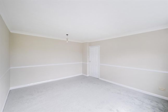 Flat to rent in Barnes Court, Durham Avenue, Woodford Green