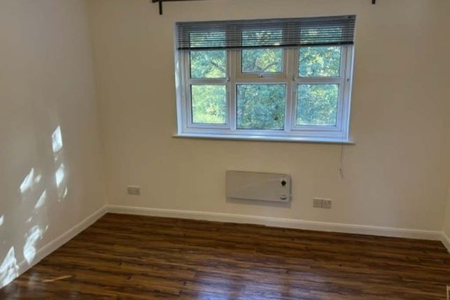59, Littlebrook Avenue, Slough photo 4
