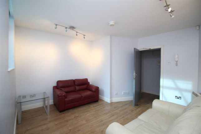 Flat 2, 40-42, Warwick Road, Manchester photo 4