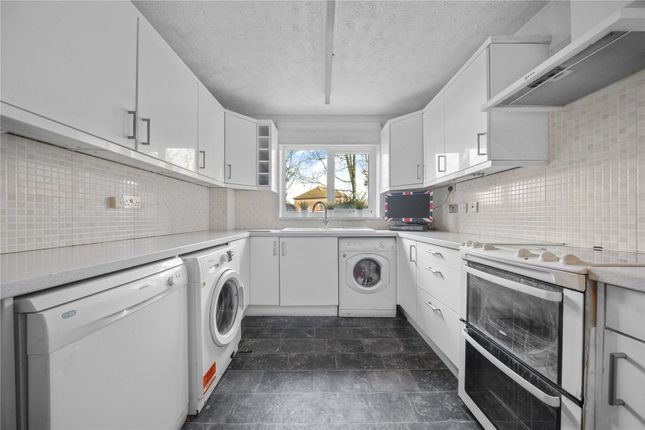 14, William Russell Court, Surrey photo 3