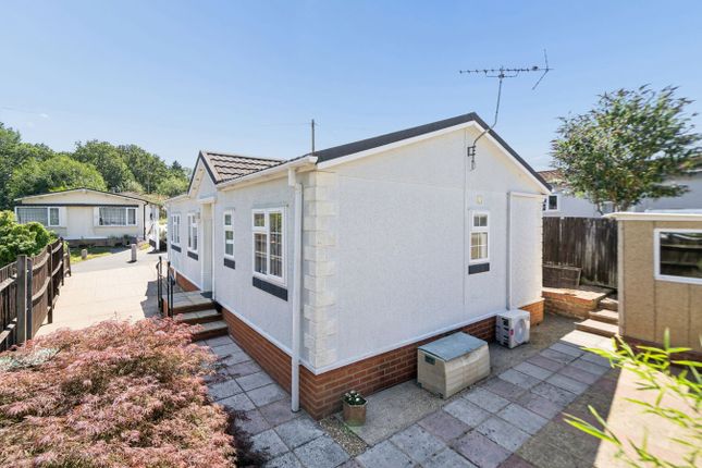 33 Wyatts Covert, Uxbridge photo 4