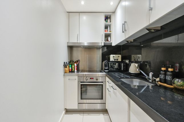 Flat 315 New Providence Wharf 1, Fairmont Avenue, London photo 4