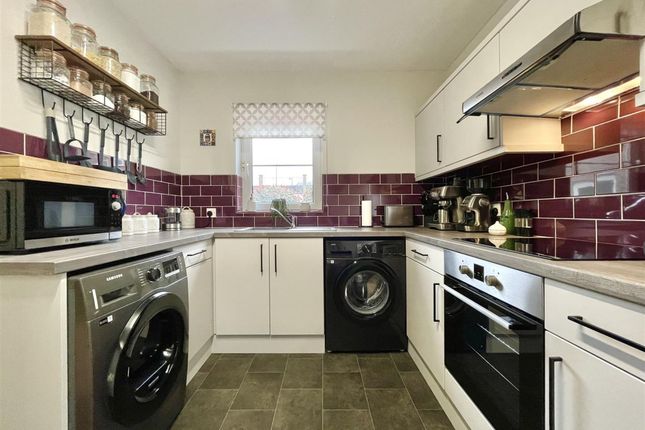 Flat 14, Henchard Court The Grove, Dorchester photo 3